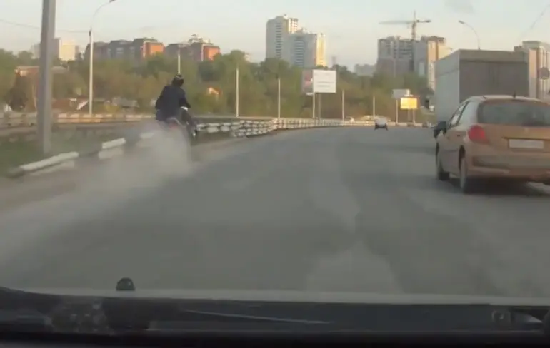 Motorrijder en passagier maken ongure klapper