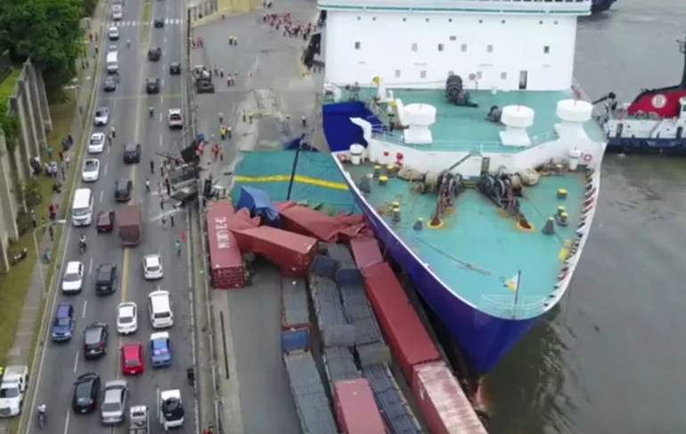 Veerboot ramt de kade in Santo Domingo