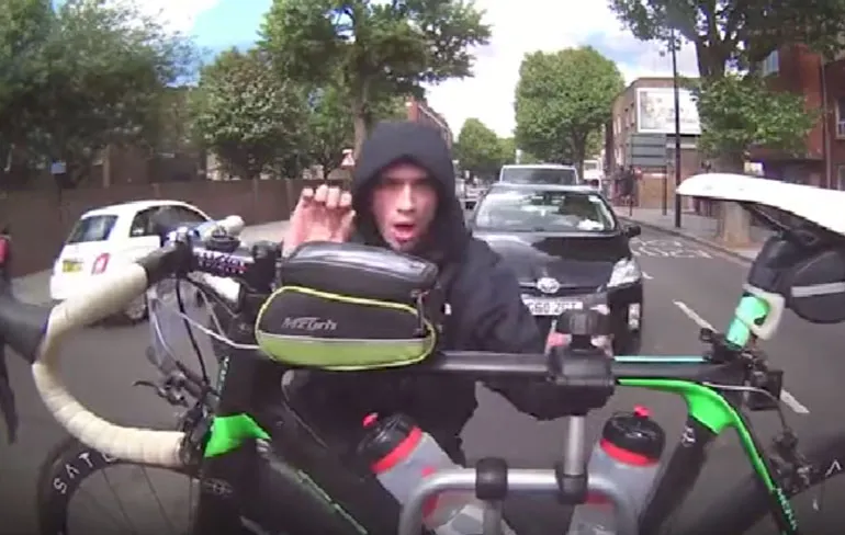 Racefiets bijna gejat van achterzijde auto