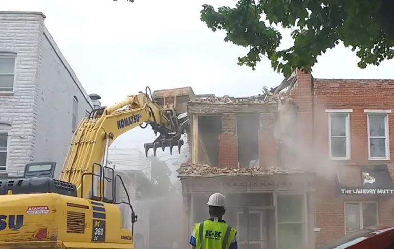Oeps-momentje tijdens slopen van pand in Baltimore