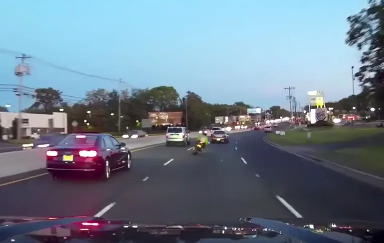Motorrijder komt nog heel aardig weg na stevige wipe-out