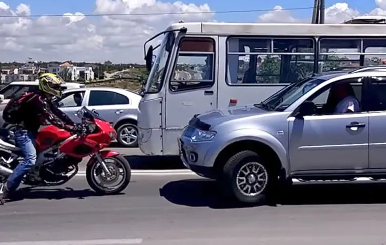 Motorman pakt asociale bestuurder aan in Sevastopol