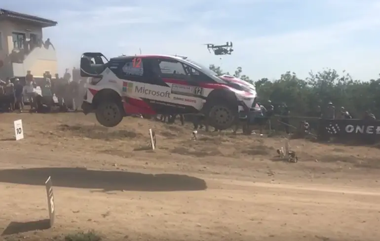 Drone komt net even te dicht bij Toyota Yaris WRC van Esapekka Lappi
