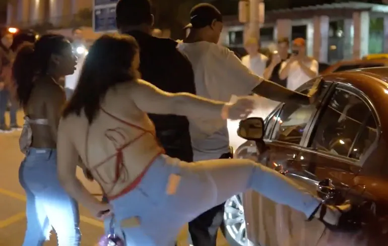 Ghetto dames gaat los tijdens uitgaan in Austin