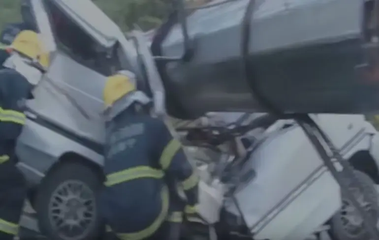 Kraan valt op busje vol mensen in China
