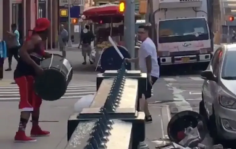 Man met machete vs Man met een vuilnisbak