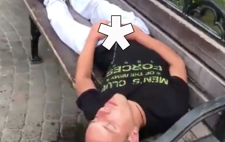 Jezelf een heerlijk warm gevoel geven in het openbaar