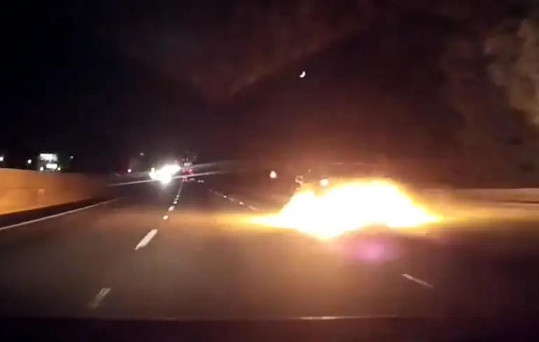 Auto verandert in vlammenzee tijdens ritje