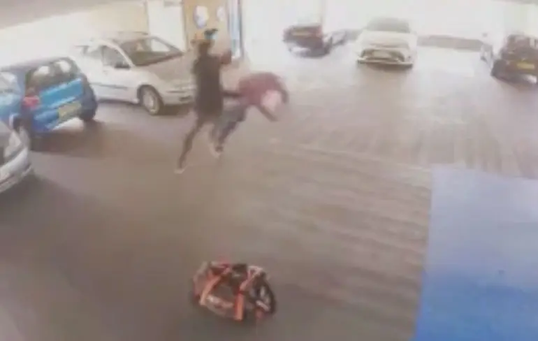 Auto van een MMA vechter kun je beter met rust laten