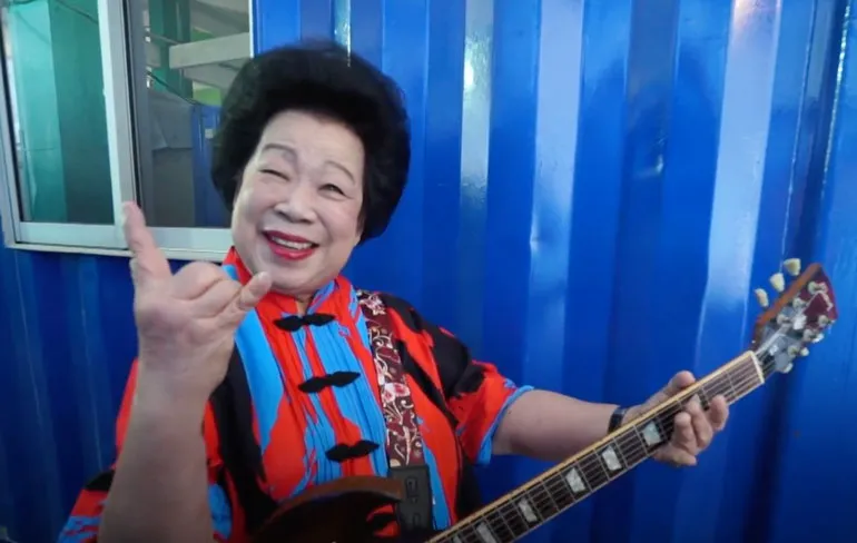 Hard Rock oma van 81 speelt voor duizenden mensen