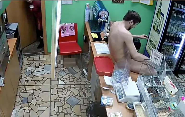 Naakte gek maakt heibel in cafeetje