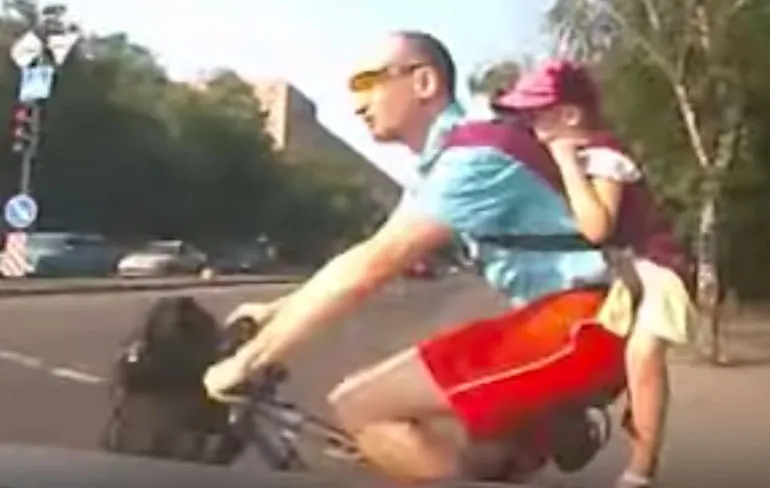 Renault tikt vader en dochter van fiets