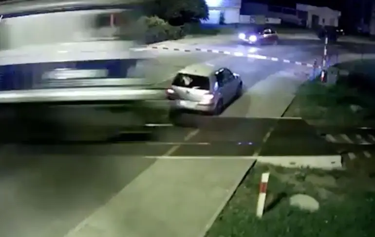 Gevulde wagen komt verdomd goed weg na roekeloze actie bestuurder