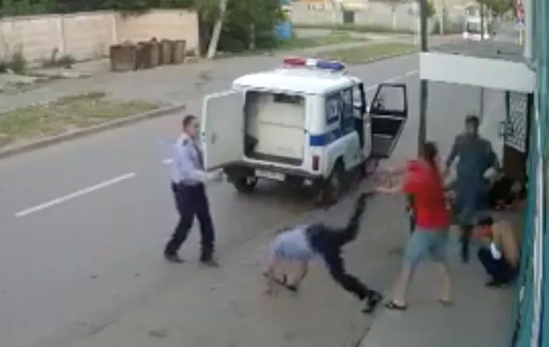 Agenten gaan los op twee gasten die niet mee willen werken