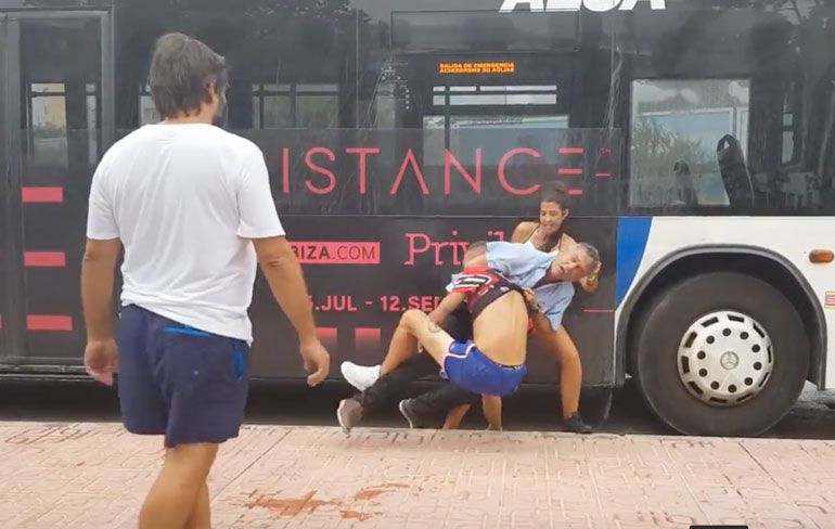 Feestkoppel gaat op de vuist met buschauffeur op Ibiza