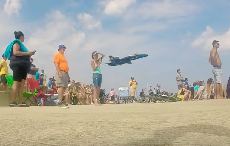 Even publiek laten schrikken tijdens de Chicago Air and Water Show