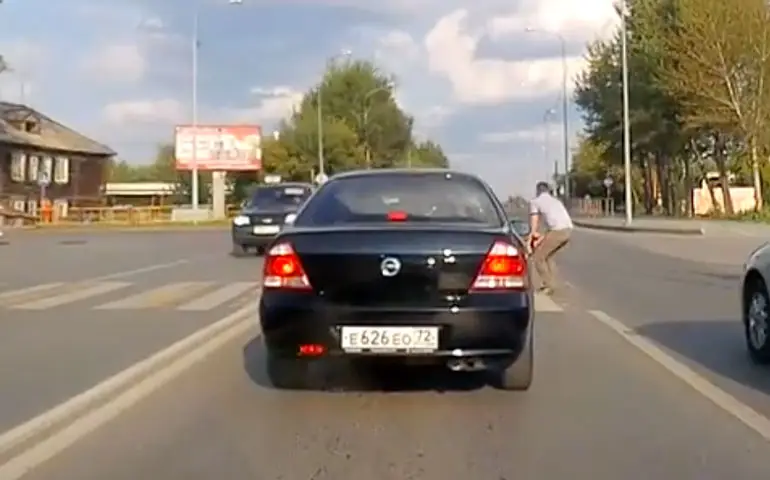 Oudere man helpen bij oversteken in Rusland