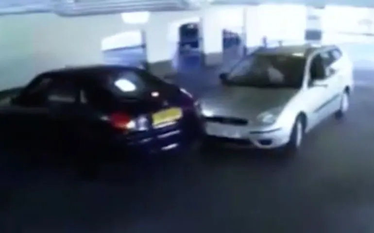 Knokken na simpele aanrijding in garage