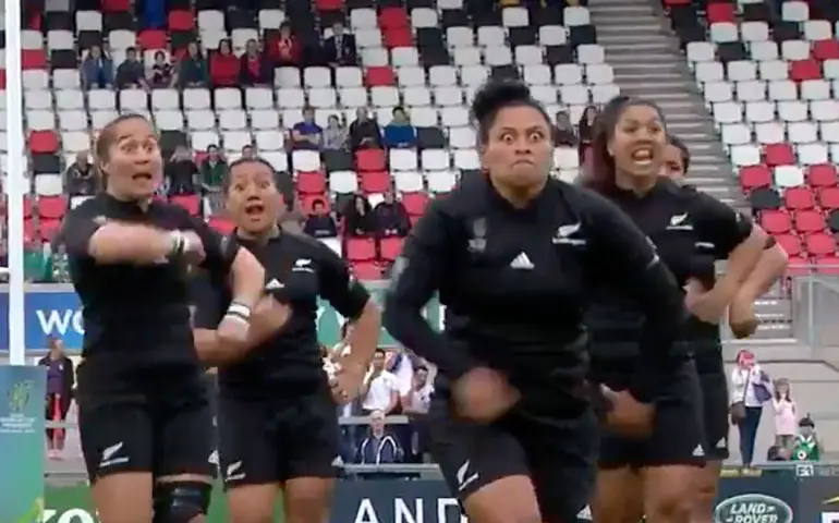 Nieuw-Zeelandse Black Ferns doen Haka voor wedstrijd tegen Amerika