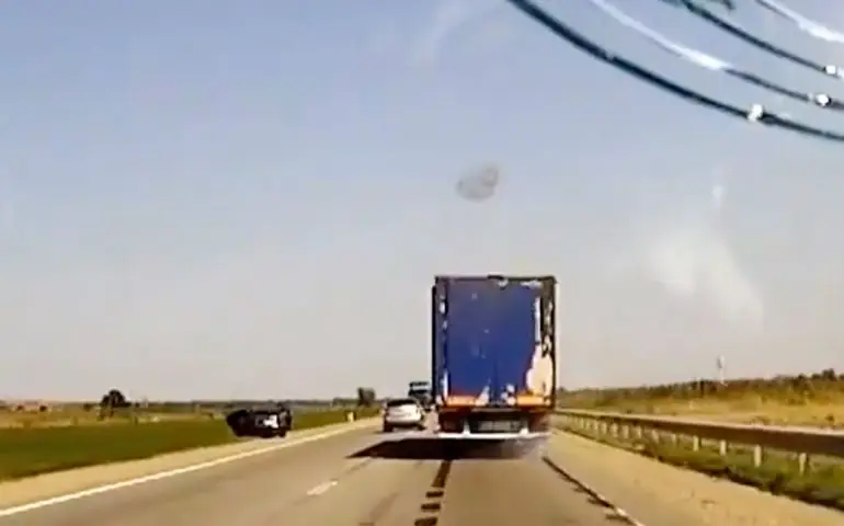 Vrachtwagenchauffeur moet noodstop maken na roekeloos rijgedrag ander