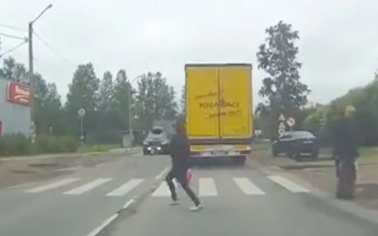 Over een zebrapad rennen en dan auto koppen