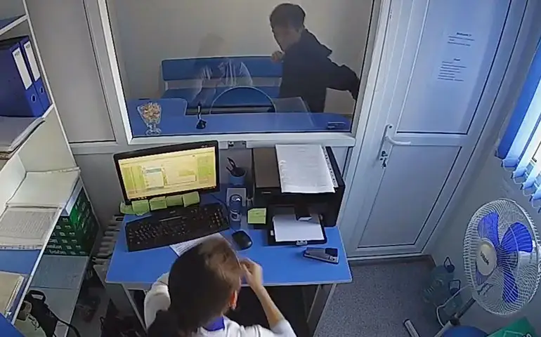 Overvaller in Temirtau laat caissière heel erg schrikken