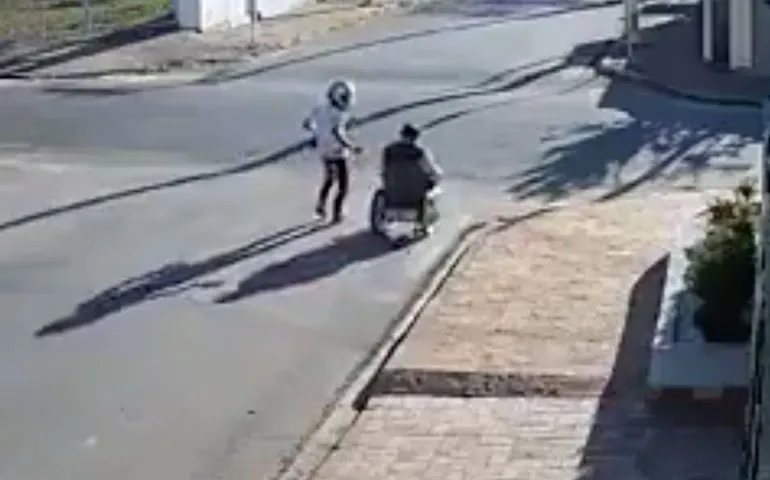 Gewetenloze gasten stelen van man in rolstoel