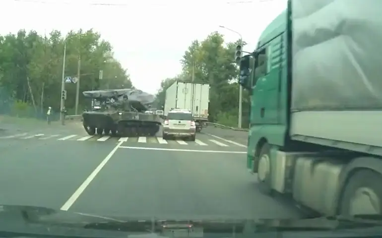 Tank vliegt uit de bocht en veroorzaakt aanrijding