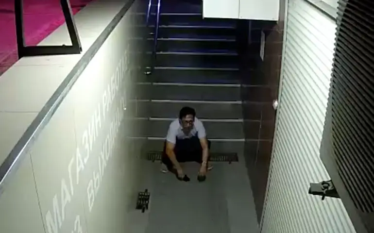 Vent heeft niet door dat CCTV meekijkt tijdens eitje leggen