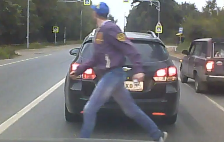 Been ziet er niet best uit na tegenkomen motorrijder