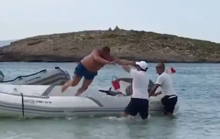 Zatte toerist op Formentera wil bootje niet uit