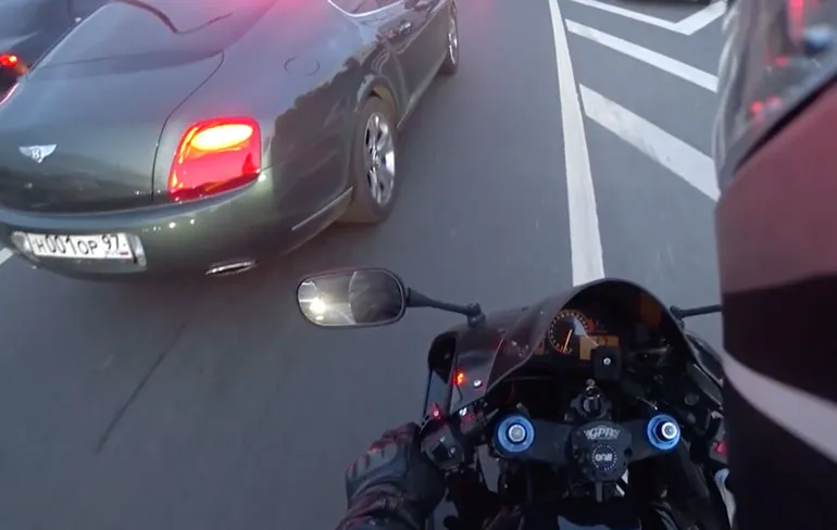 Motorrijder zet gasten in Bentley te kakken