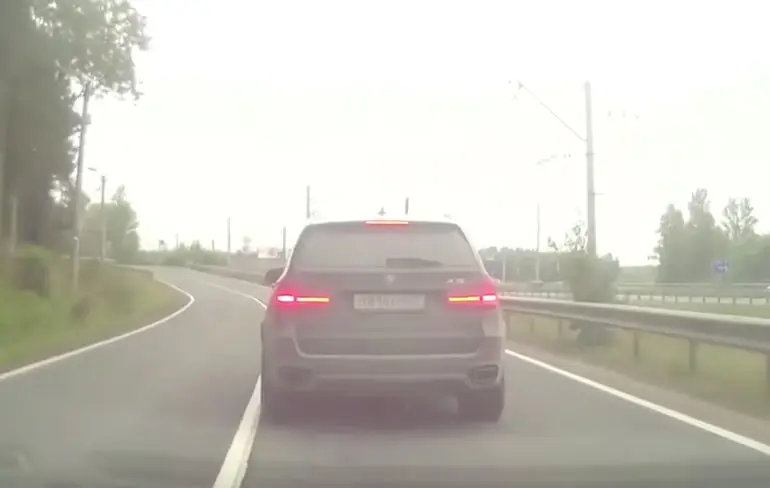 Russische verkeersruzie keurig opgelost met vuurwapen