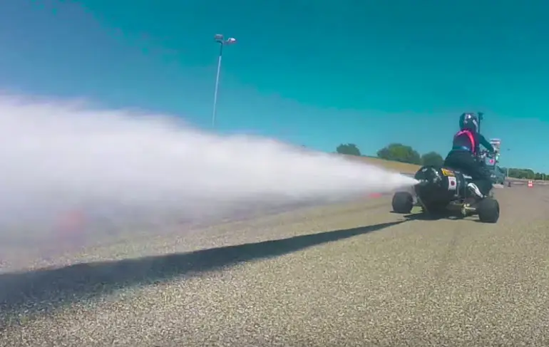 Belachelijk hard gaan met een trike en waterraket