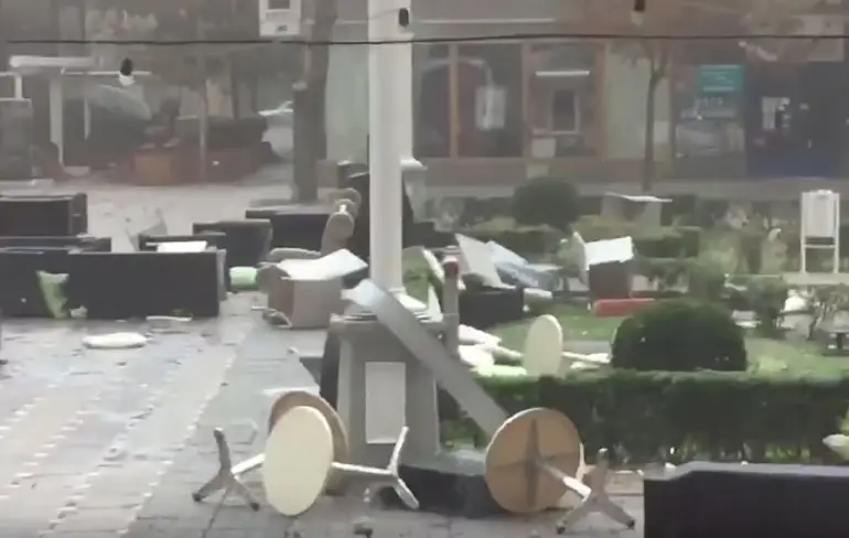 Roemeens terras blijft niet staan tijdens heftige wind