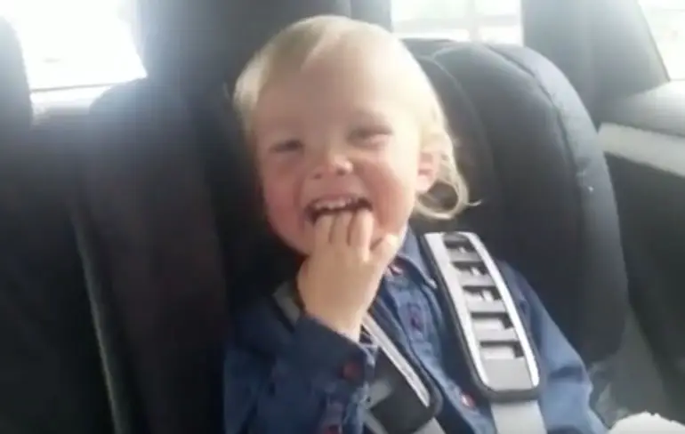Kleine Roy krijgt show van apen in safaripark