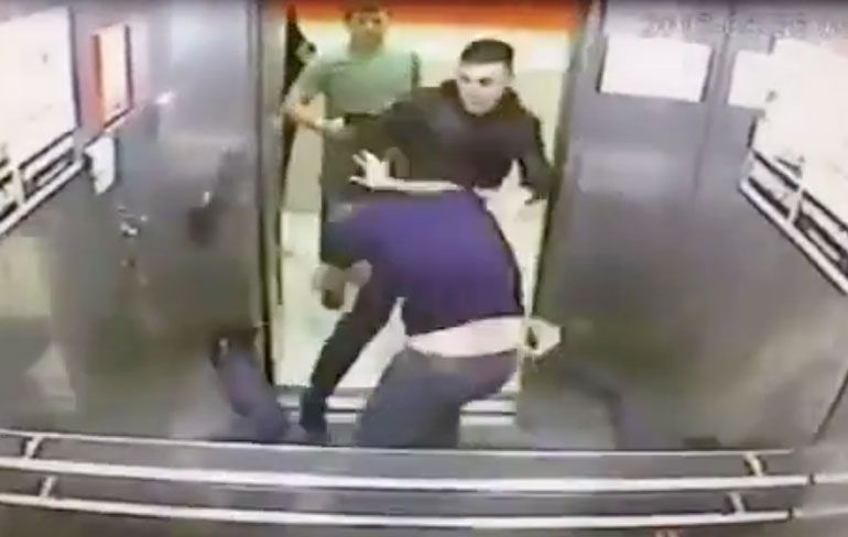 CCTV laat zien hoe 1 tegen 3 gevecht in lift verloopt
