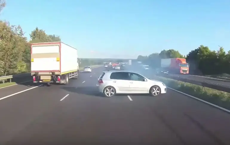 Gaat ook maar net goed momentje op Engelse snelweg