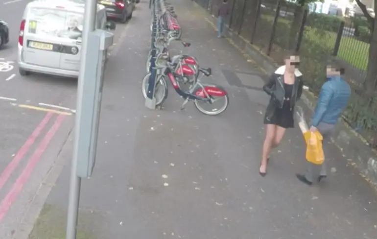 Karma slaat toe na aandacht vragen van passerende dame