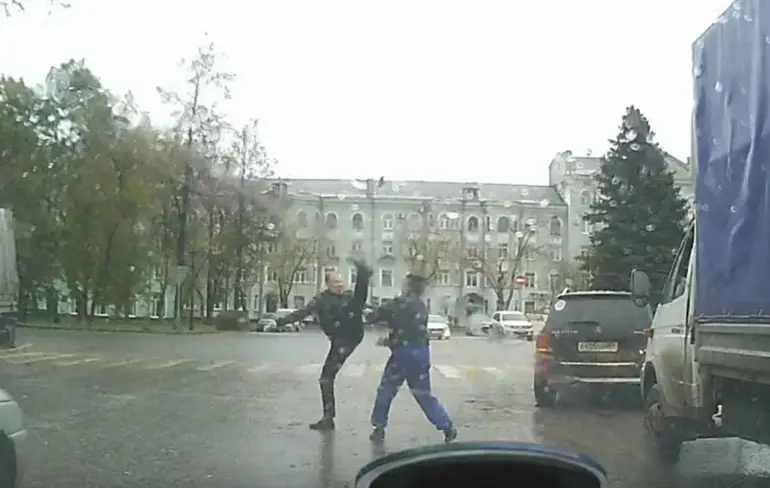 Gezellig potje knokken in het verkeer van Perm