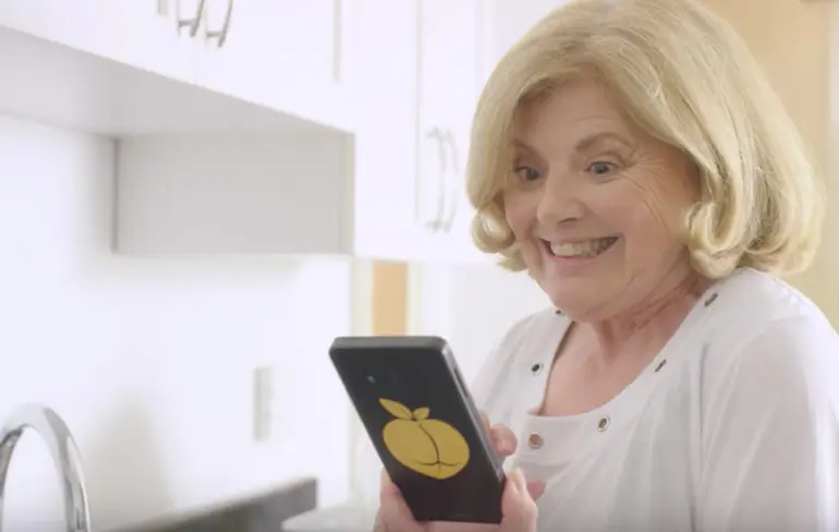 De Brazzers Peach is misschien wel de beste smartphone ooit!