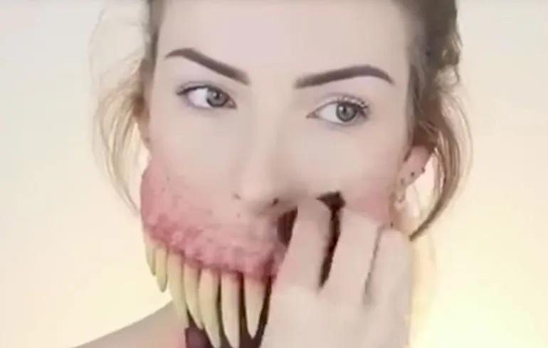 Dame zet zichzelf even in de Halloween make-up