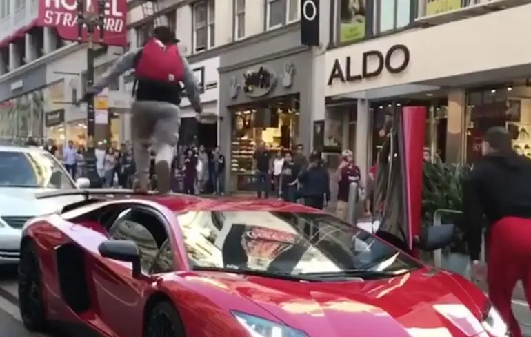 Knock Out na over Lamborghini Aventador SV rennen
