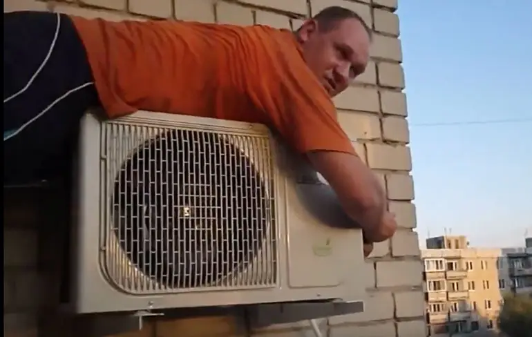 Gast heeft nogal vertrouwen in airco beugeltjes