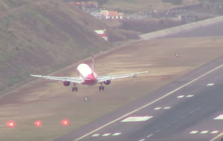 Air Berlin momentjes tijdens landen op Aeroporto da Madeira