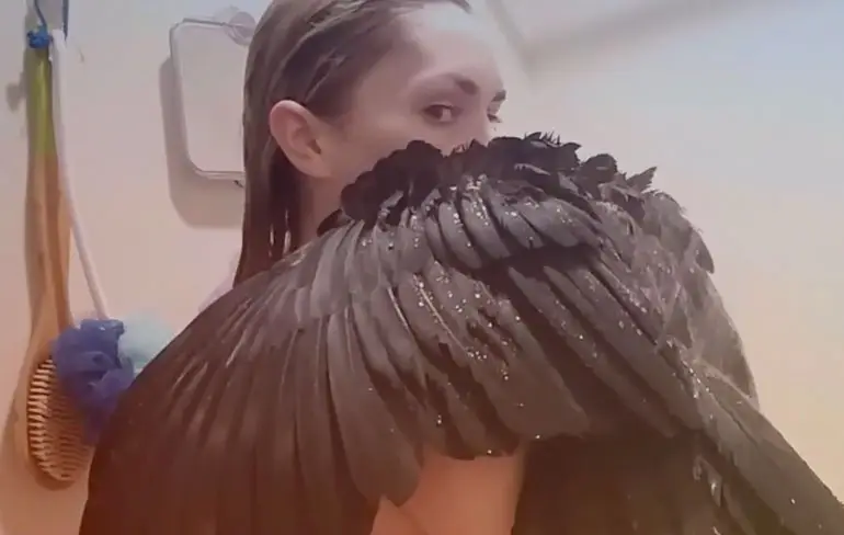Doe eens douchen met een zwarte kaketoe