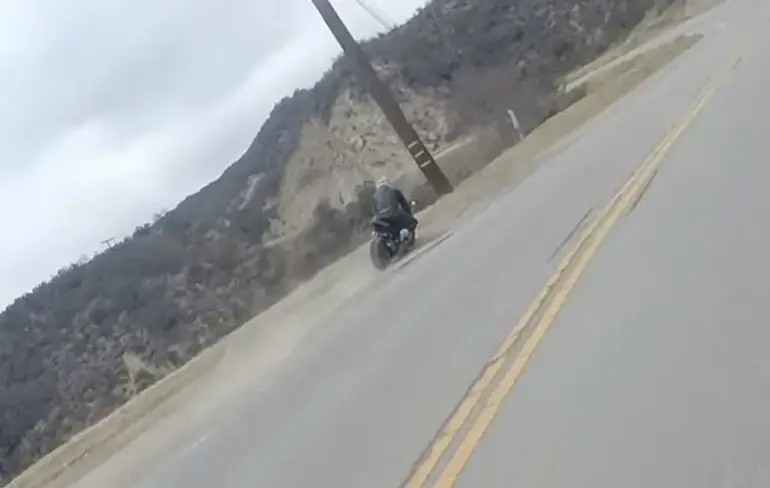 Motorrijder doet korte vlucht tijdens rit op Mulholland Drive