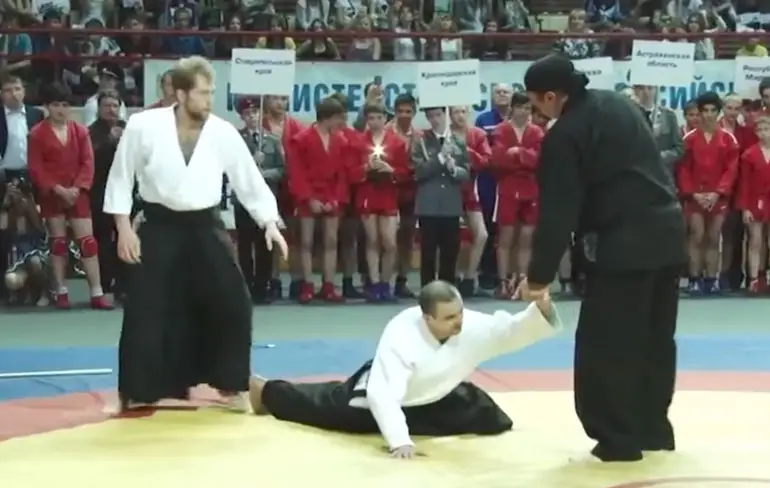 Steven Seagal neemt het op tegen twee Sambo krijgers