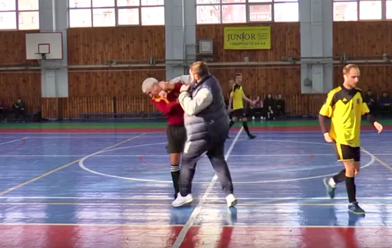 Coach kan zich niet inhouden tegenover scheids