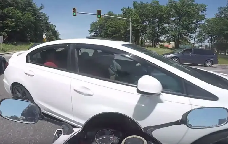 Motorrijder laat zien hoe hij zijn beide armen brak